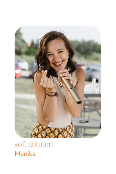 Moni in ihren Strahlefarben