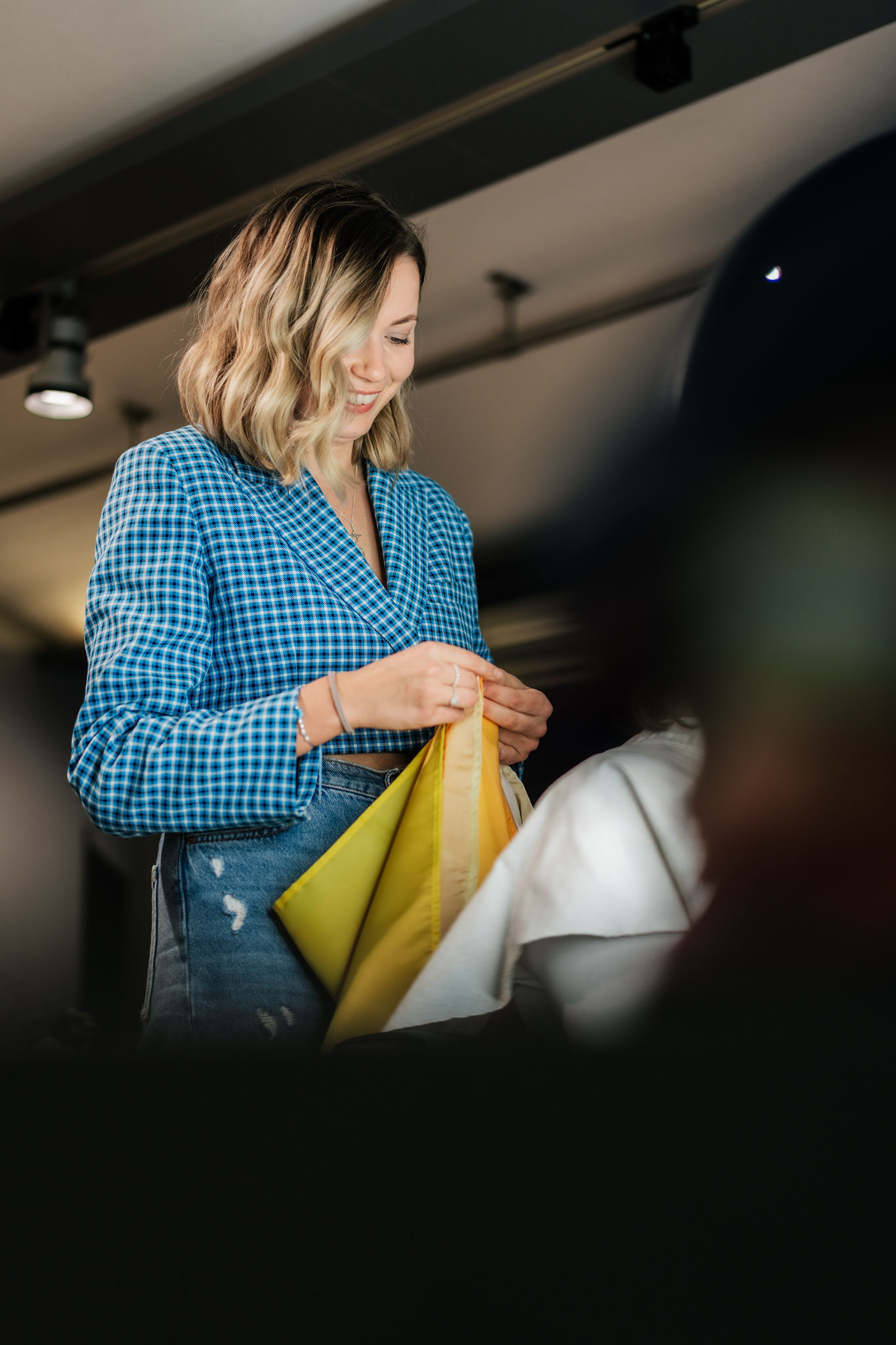 Verena mit Farbtüchern