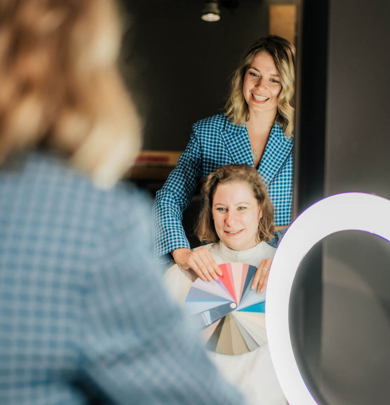 Verena bei einer persönlichen Farbberatung in Wien